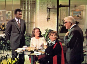 Katharine Hepburn y Spencer Tracy intentando disimular su incomodidad ante su inesperado invitado (Sidney Poitier).